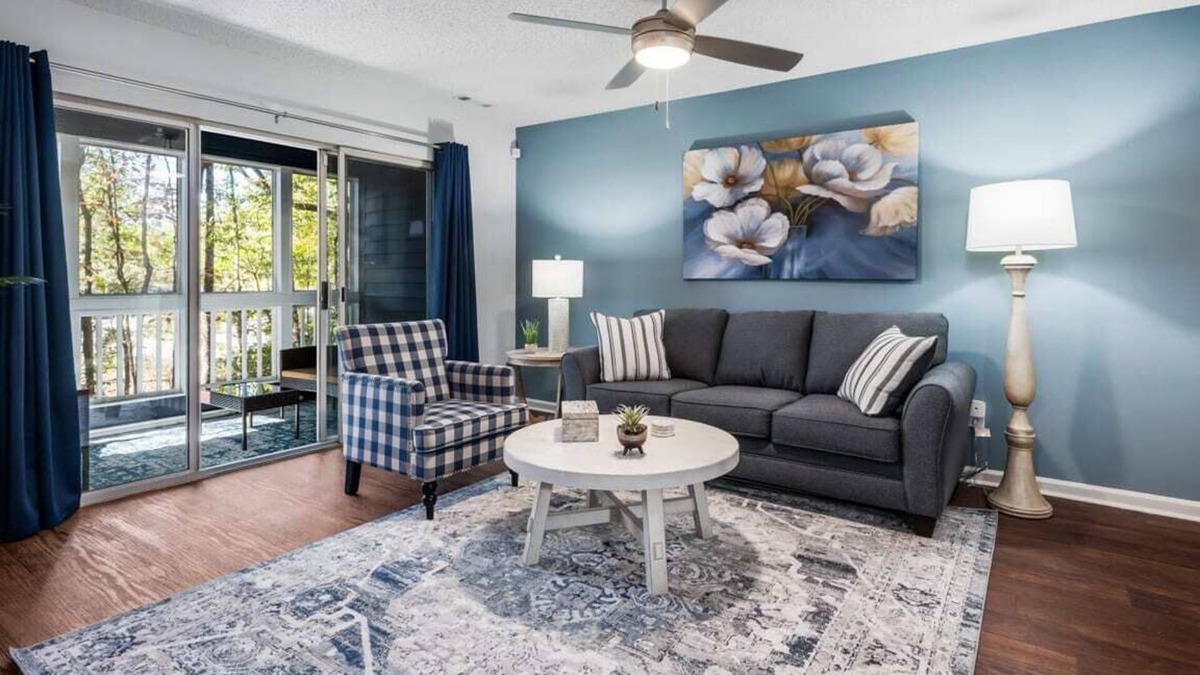 Meadowbrook House | 2 BR Townhome w/comfy King Beds | Central to shops