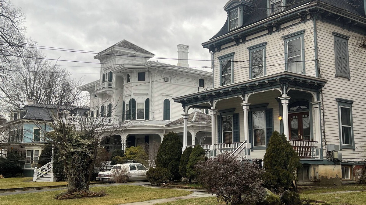 Poughkeepsie Apartment | 2 Br Victorian Apt 2800 sq ft 2 floors with Full Kitchen 2 baths and Laundry