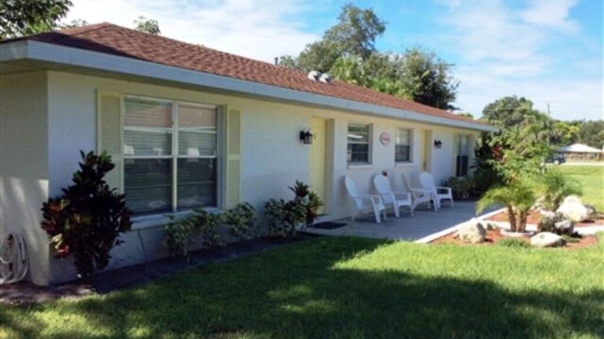 Laurel Villa | 2 BR VILLA SUITE w/queen bed