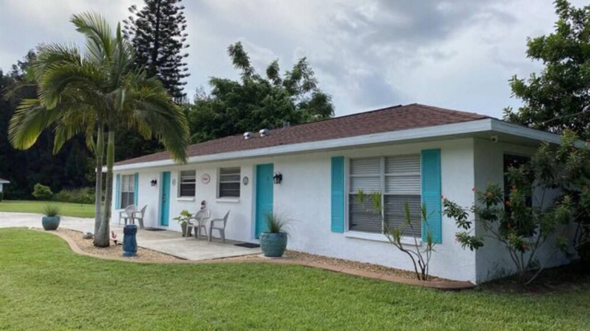 Laurel Villa | 2 BR VILLA SUITE w/queen bed