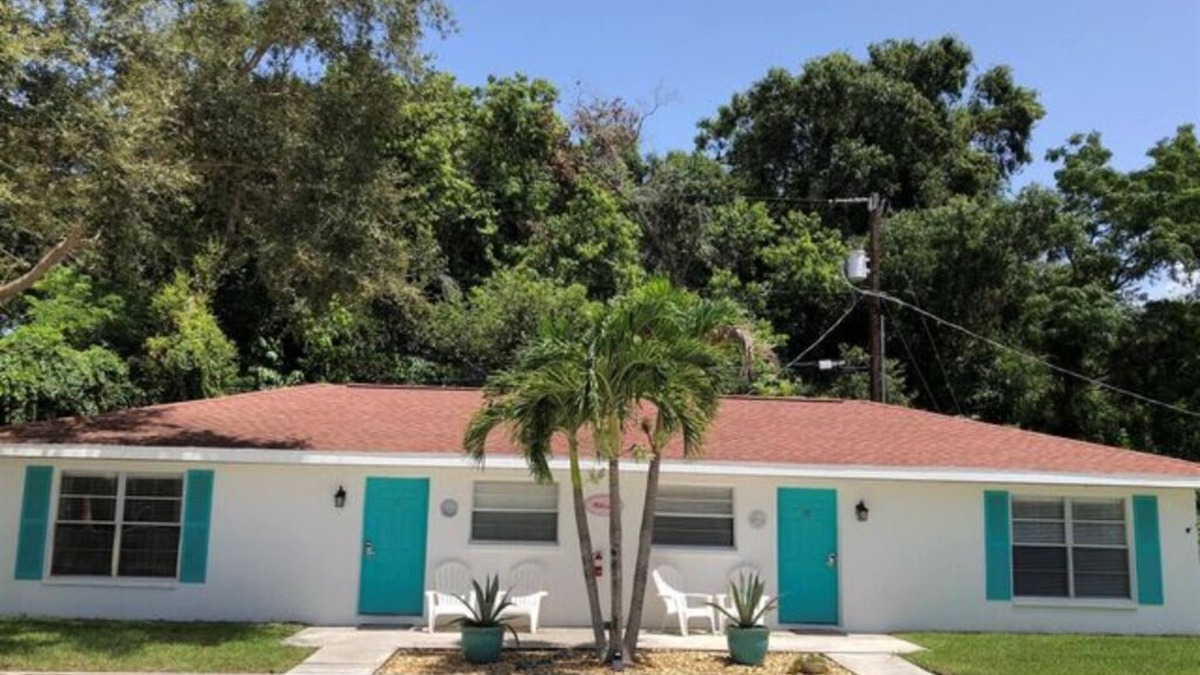 Laurel Villa | 2 BR VILLA SUITE w/queen bed