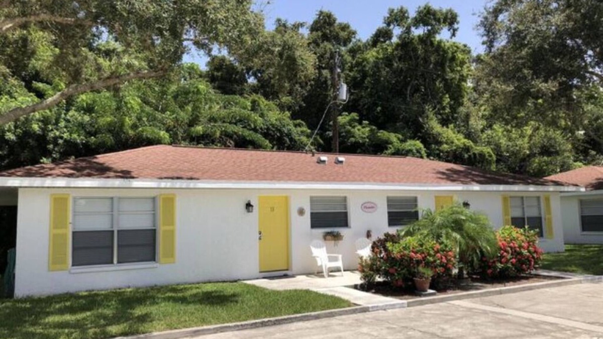 Laurel Villa | 2 BR VILLA SUITE w/queen bed