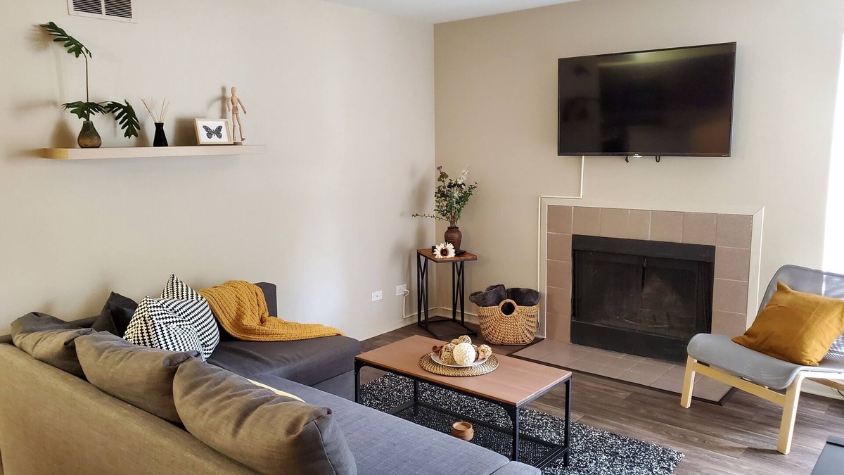 Lombard Condo | 2 BR W/Washer Dryer, Fireplace, Close To It All, Monthly Stays Welcome