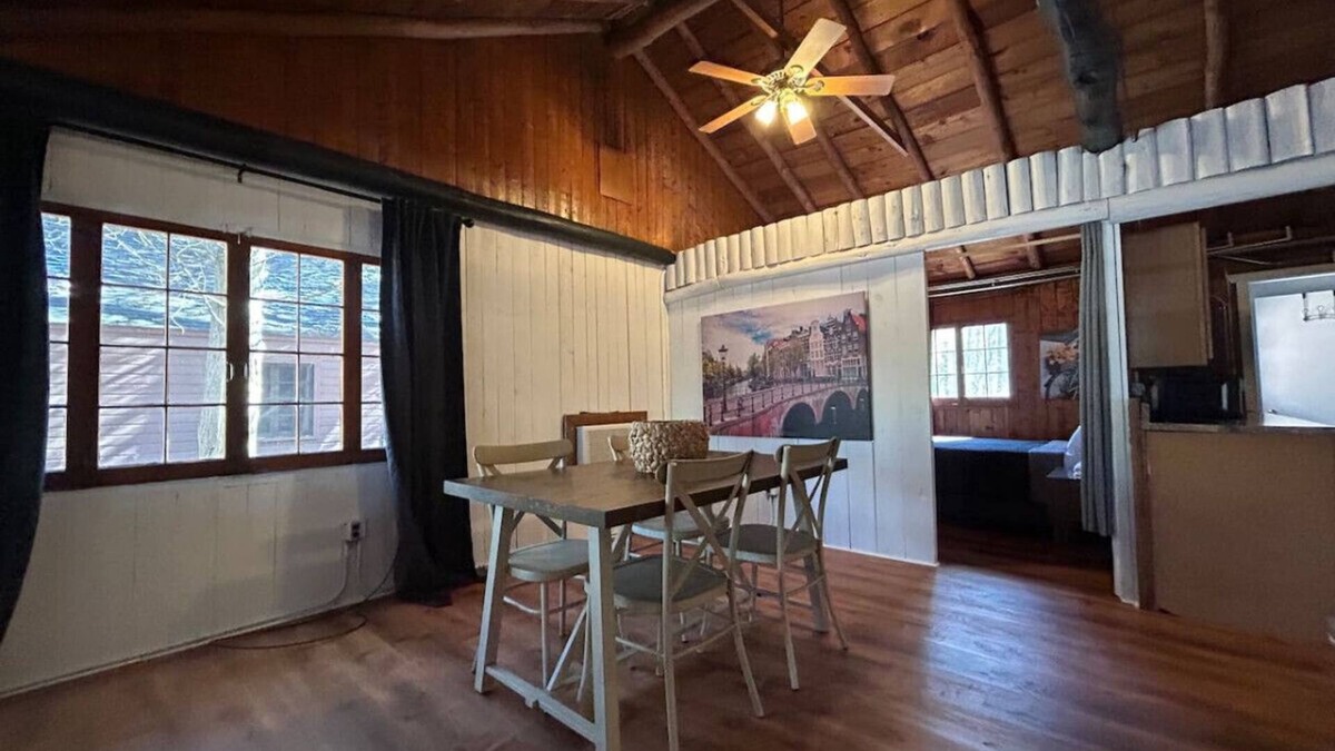 Applegate Cabin | 2 BR, walk to beach, volleyball