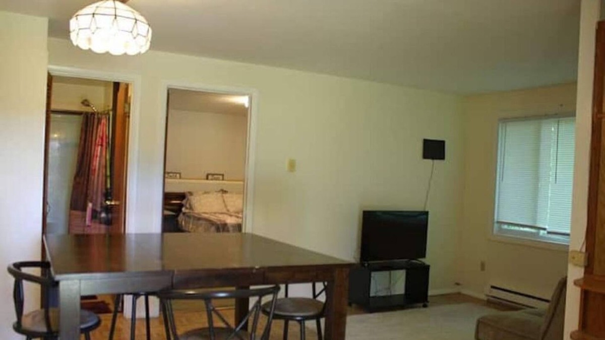 Wallingford Apartment | 2 BR Walking distance to the Oakdale Theater