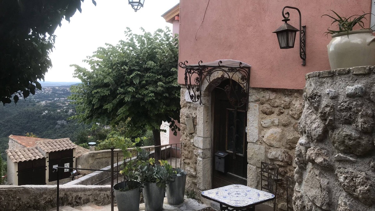 Saint-Jeannet House | 2* "brocante spirit" furnished accommodation