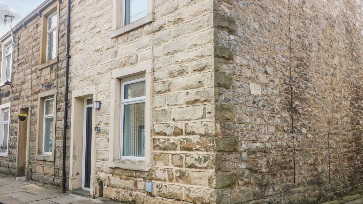 Clitheroe Cottage | 2 BROOK STREET, character holiday cottage, with a garden in Clitheroe