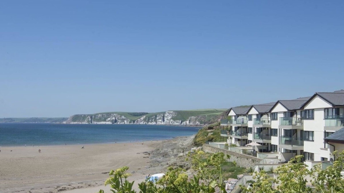 Bigbury-on-Sea Cottage | 2 BURGH ISLAND CAUSEWAY, family friendly, with pool in Bigbury-On-Sea