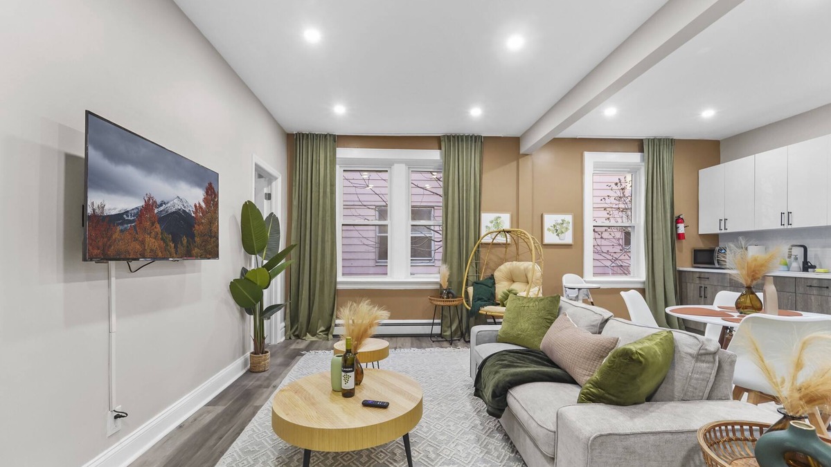 Upper Roseville Apartment | 2 Cali King bds Save on 3Day Close > NY & Train