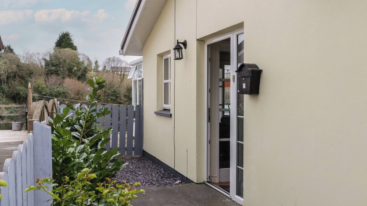 Belleek House | 2 CARLTON COTTAGE, pet friendly, with open fire in Enniskillen