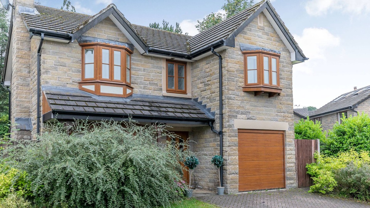 Padfield House | 2 CARR FARM CLOSE, family friendly, with hot tub in Glossop