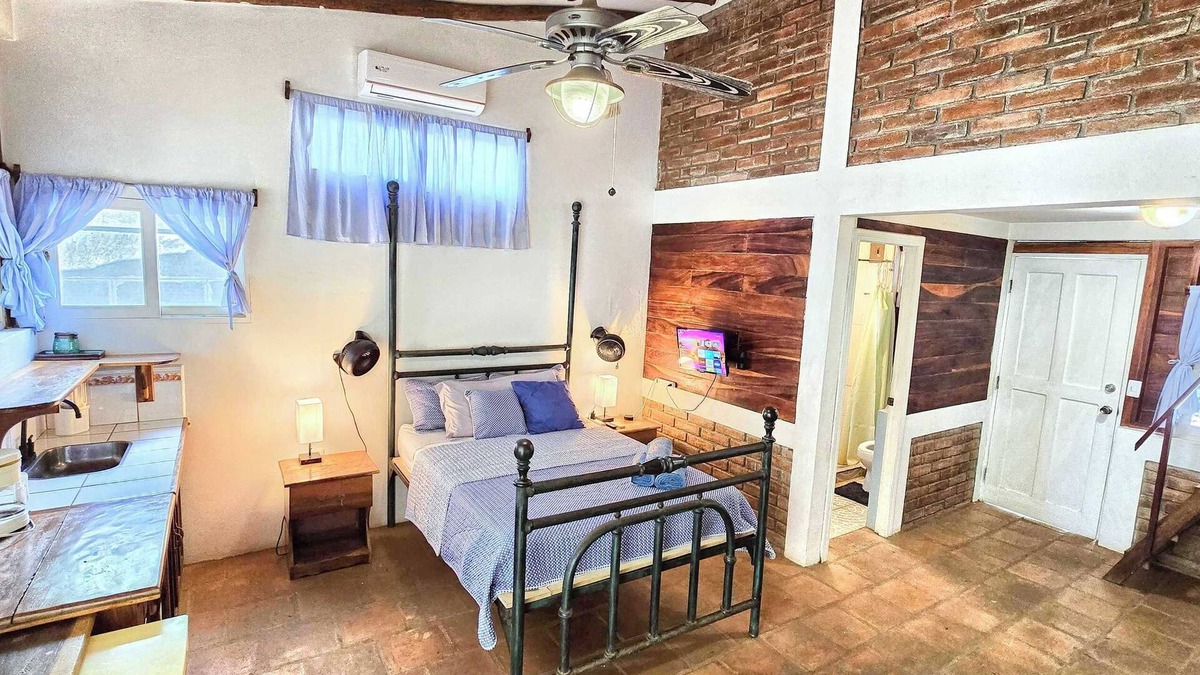 Pochomil Cabin | 2 Casitas for 8 guests on Beach Front w Pool & AC