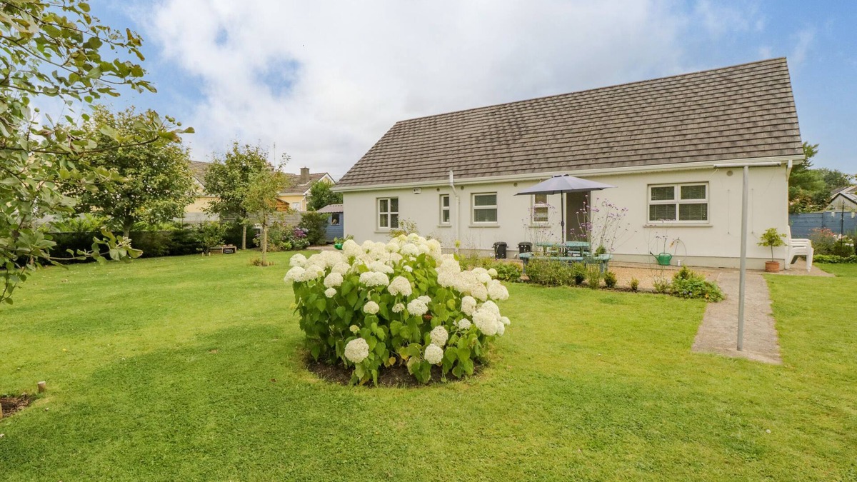 Dromahair Cottage | 2 CASTLE COVE, pet friendly in Dromahair, County Leitrim