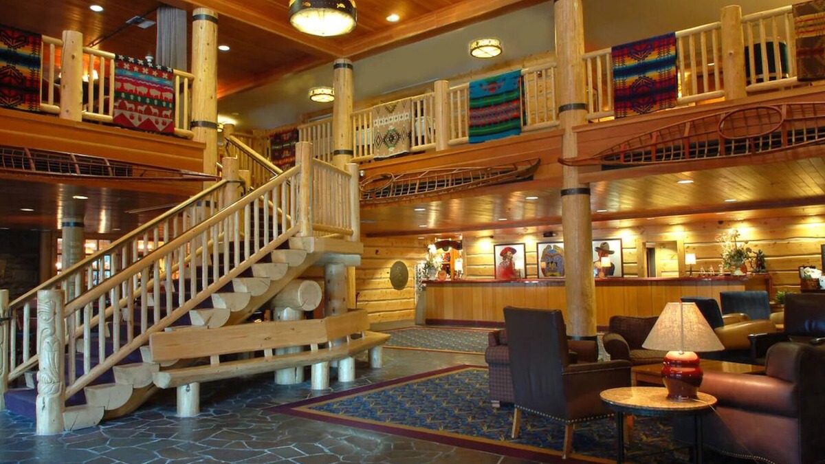Vancouver Hotel | 2 Charming Lodge-Style Rooms w/Heated Pool & Courteous Staff