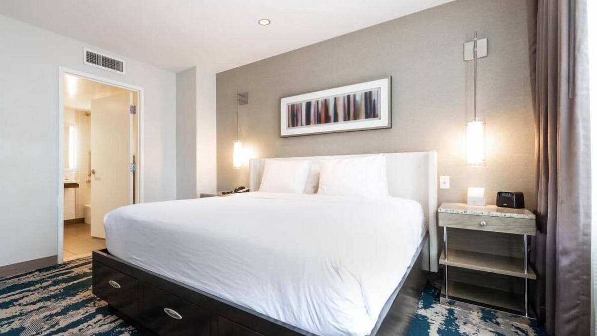 Near North Side Hotel | 2 Charming Units in Trendy River North! Short Drive to Chicago O’Hare Airport!