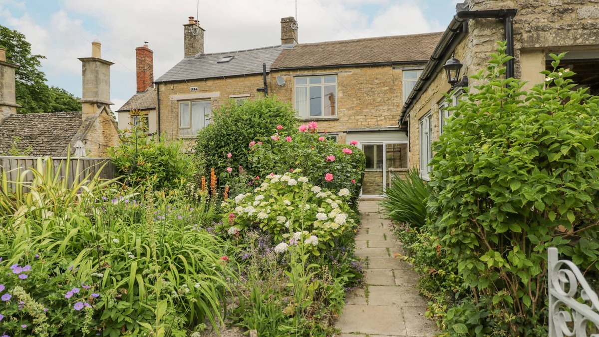 Chipping Norton Cottage | 2 CHURCH STREET, pet friendly, with open fire in Chipping Norton