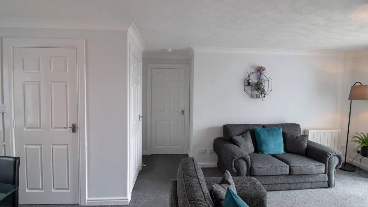 Hartlepool Apartment | 2 Clove Hitch House · Marina Retreat + Free Parking | Pass the Keys