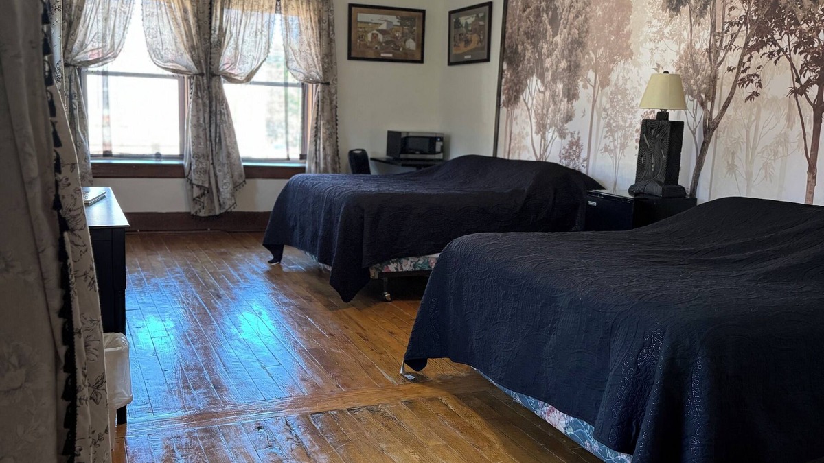 Blanchardville Hotel | 2 Comfortable Queen Beds, Hot Shower & an affordable price!
