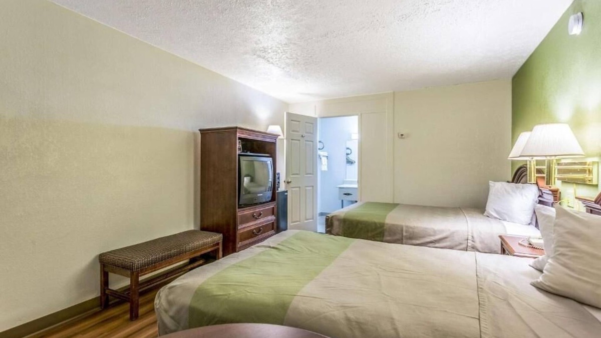 Edgewood Hotel | 2 Comfortable Rooms w/Grab-and-Go Breakfast & Nearby Edgewood Attractions