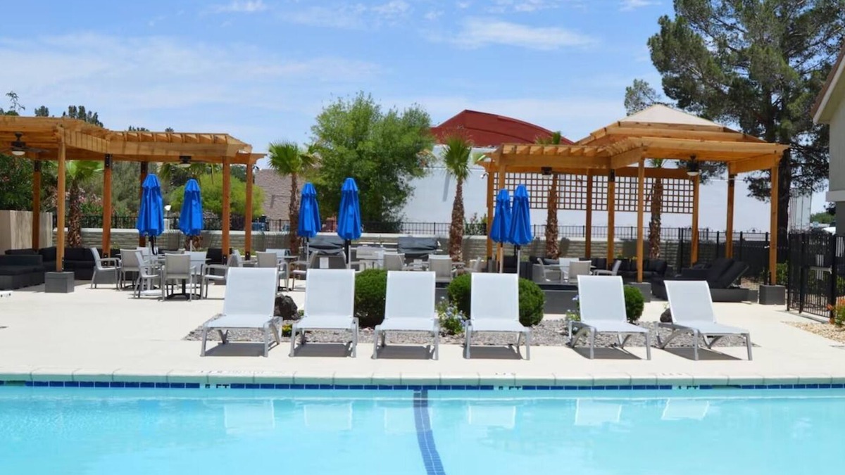 Biggs Field Hotel | 2 Comfortable Units – Pool, Kitchenette & Free Breakfast