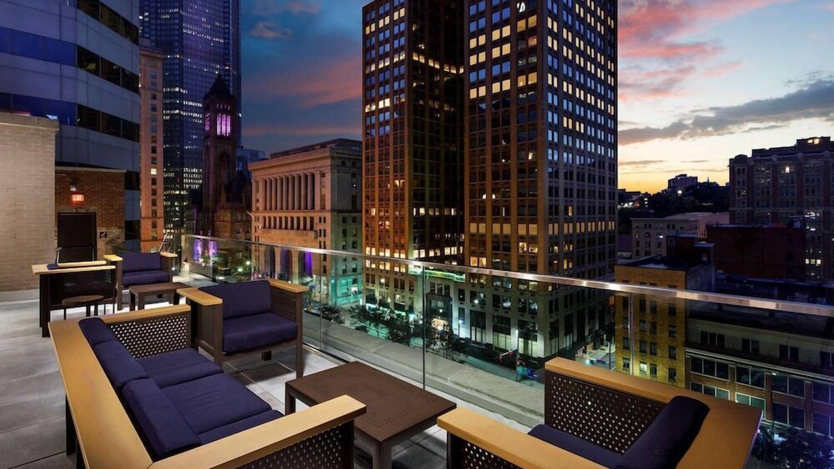 Downtown Pittsburgh Hotel | 2 Connecting Suites at a 4⭐️ Hotel
