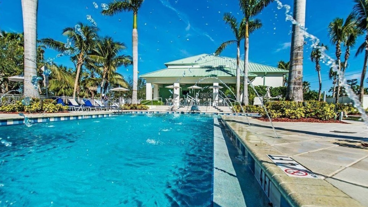 Ludlam House | 2 Convenient Rooms that Close to Everything | Outdoor Swimming Pool + Hot tub
