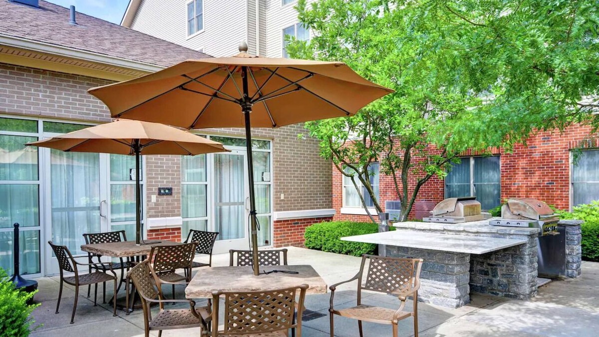 Lexington Hotel | 2 Convenient Suites Near Airport | Free Parking | Seasonal Pool | Kitchen