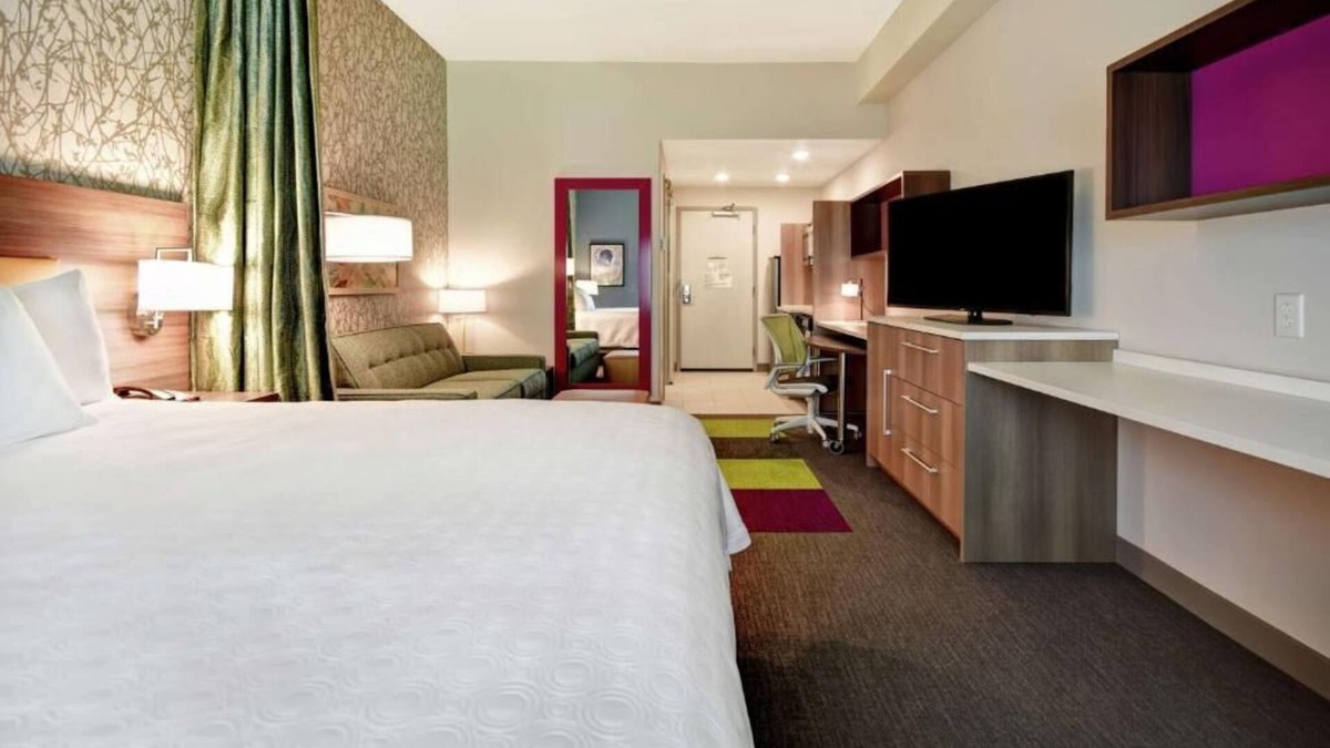 Jekyll Island Hotel | 2 Convenient Units w/FREE Breakfast, Pets Allowed. Close to Glory Beach!