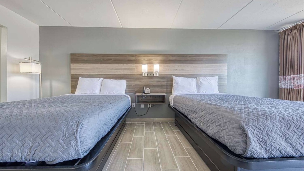 Revelo Hotel | 2 Cozy Rooms off Hwy 27 w/Outdoor Pool, Free Breakfast - Near Big South Fork