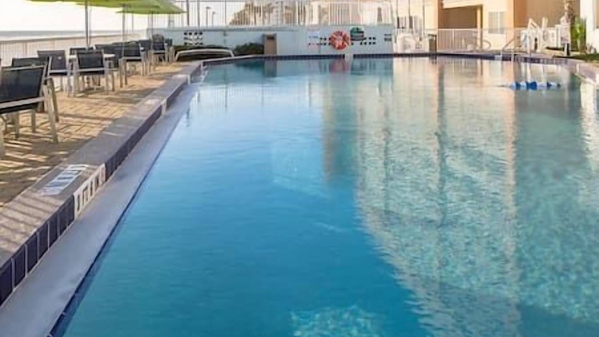 Daytona Beach Shores Hotel | 2 Daytona SeasBreeze Resort, Pool, Hot Tub