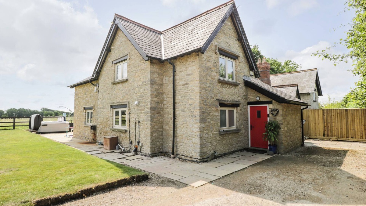 Bicester House | 2 DEWARS FARM COTTAGES, pet friendly in Middleton Stoney