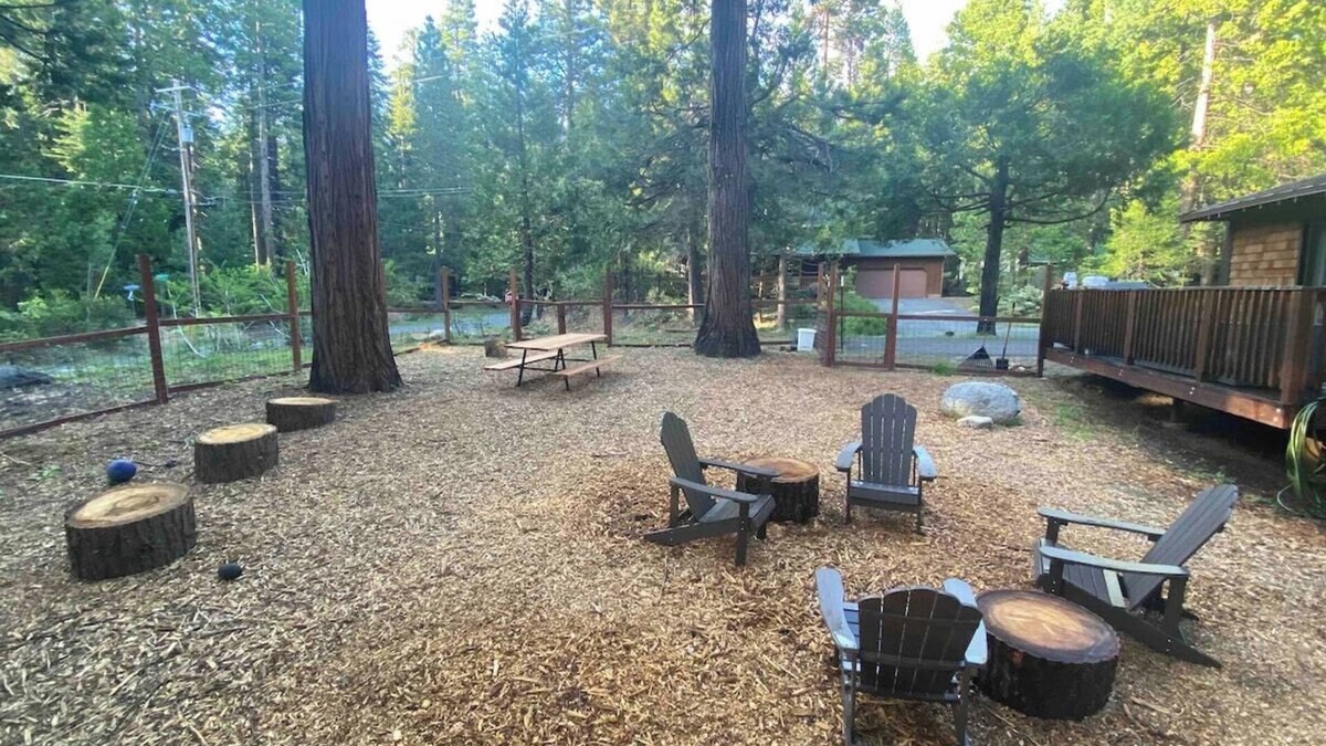 Arnold Cabin | 2 Dog Lodge · 2 Dog Lodge, 4-Season Dog Friendly Cabin + yard