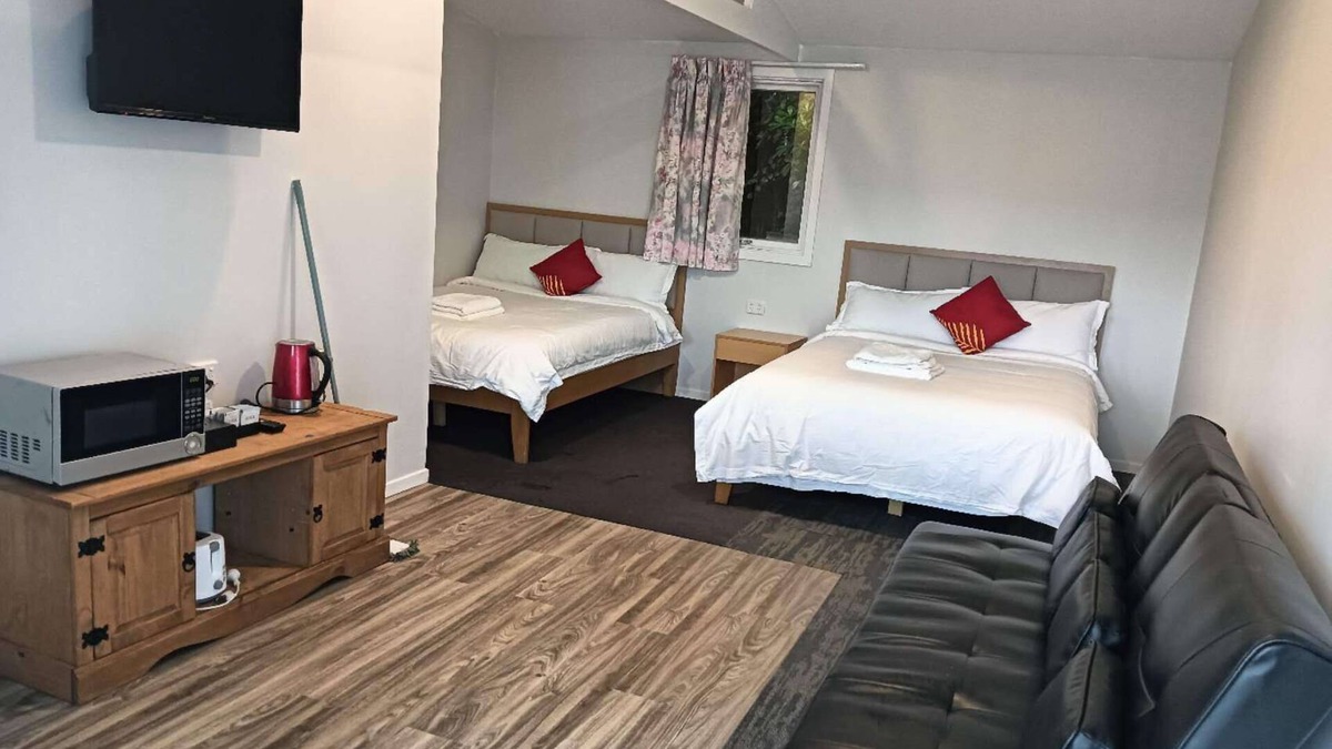 Kawaha Point Ski Chalet | 2 double and 1 sofa beds chalet 7D