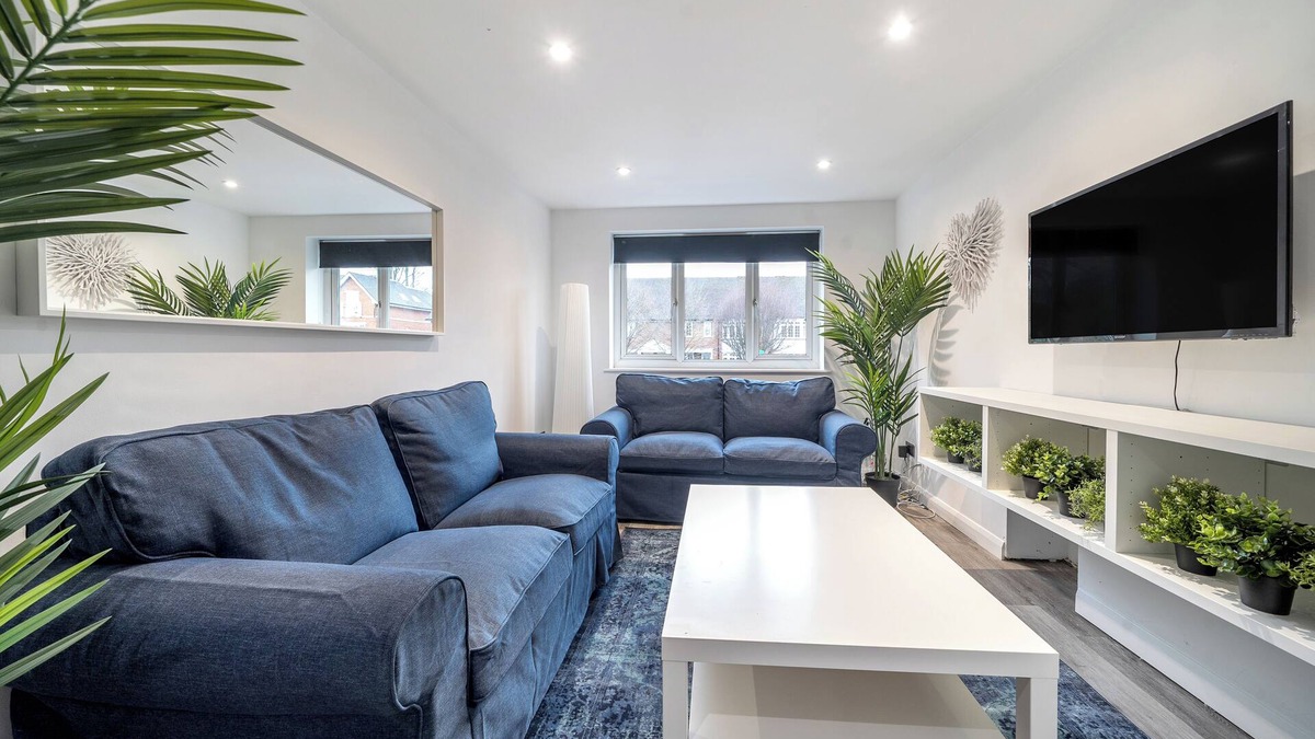 Fleet Apartment | 2 double Bedroom apartment minutes from the high street and station