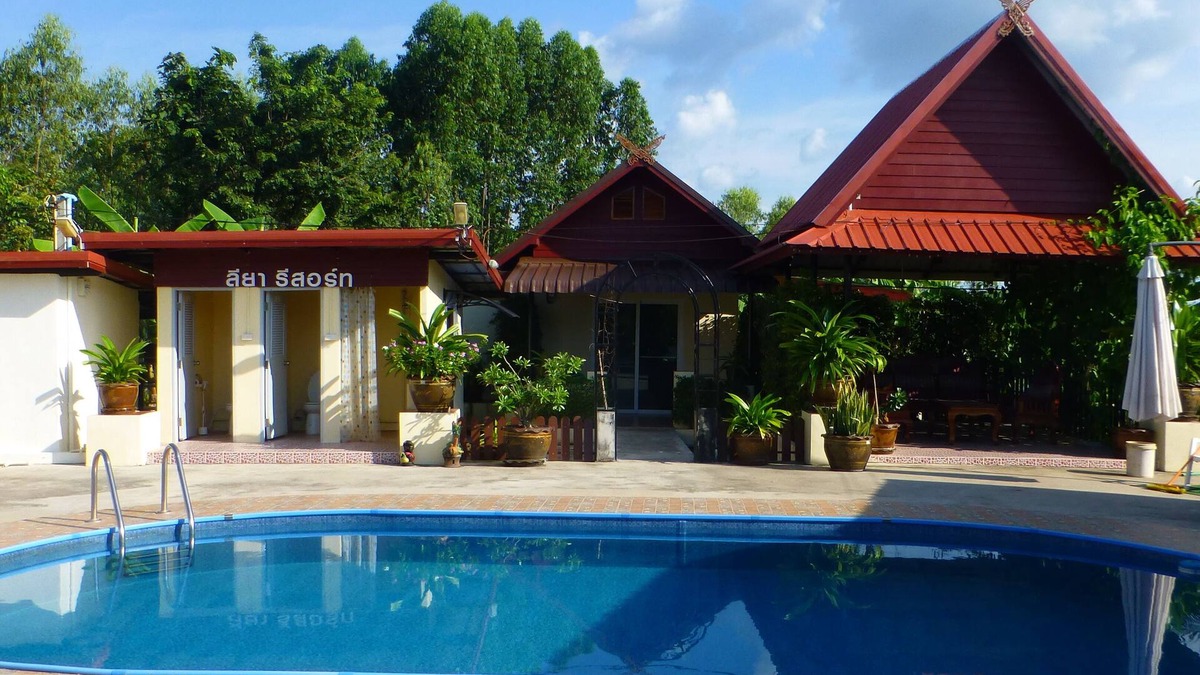Chiang Wang Apartment | 2 Double bedroom Pool apartment with extensive Kitchen dining room Wi-Fi Aircon