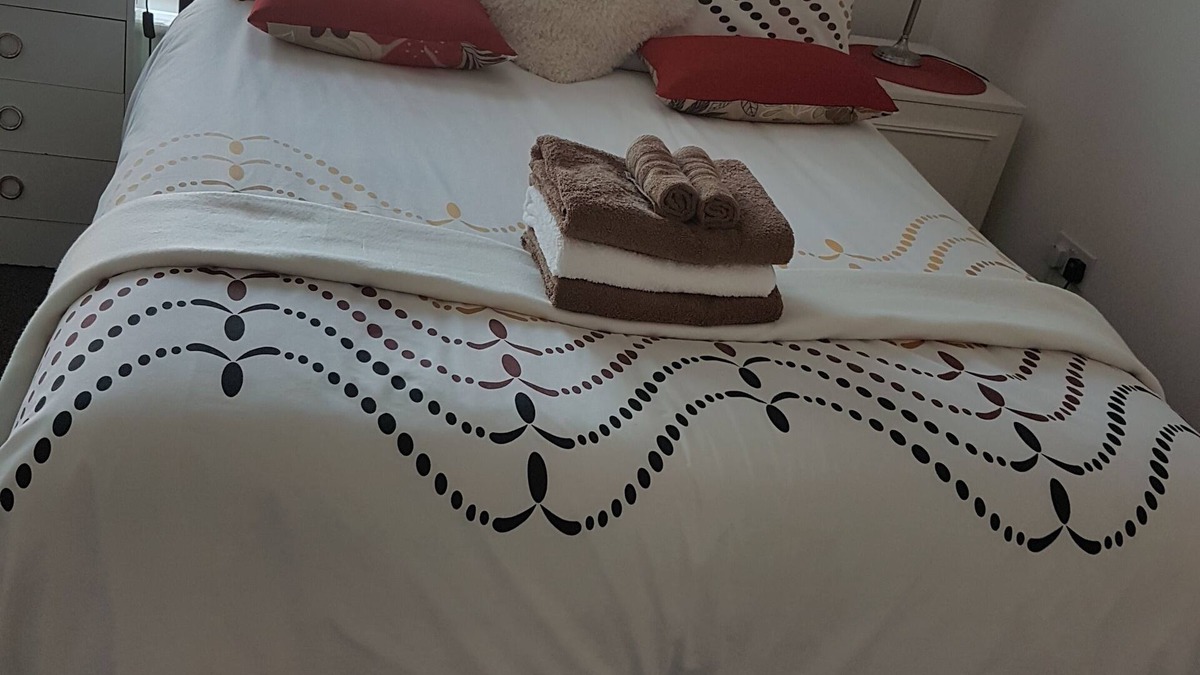 Ebbsfleet Valley Apartment | 2 double beds plus 2 sofa beds in a 2 bed apartment.