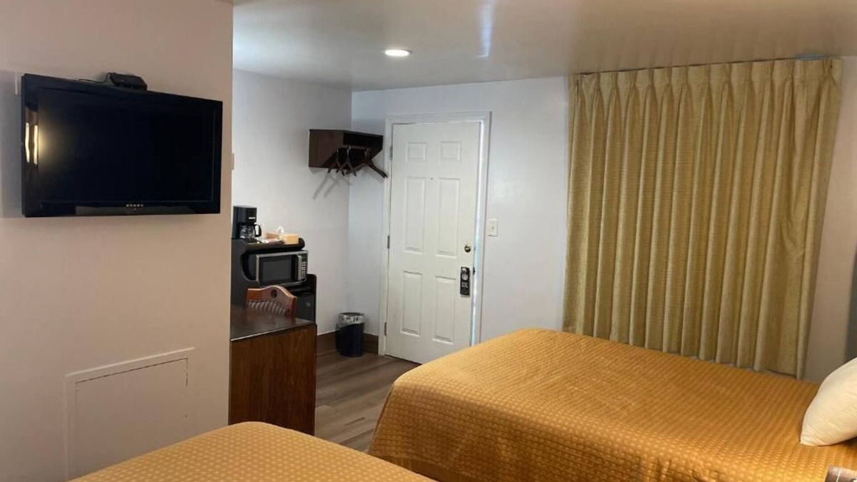 North Tonawanda Hotel | 2 Double Beds Room, Scottish Inns, Free Parking, Niagara Falls Family Fun
