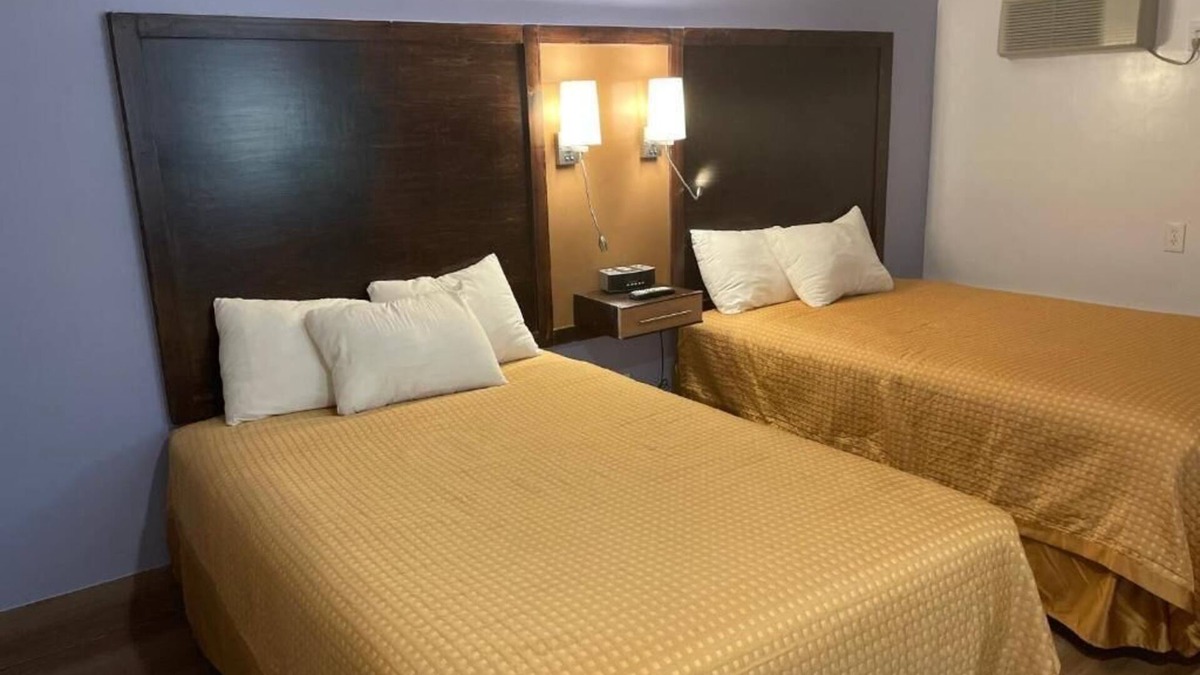 North Tonawanda Hotel | 2 Double Beds Stay for Family Fun! Scottish Inns, Parking, Near Niagara Falls
