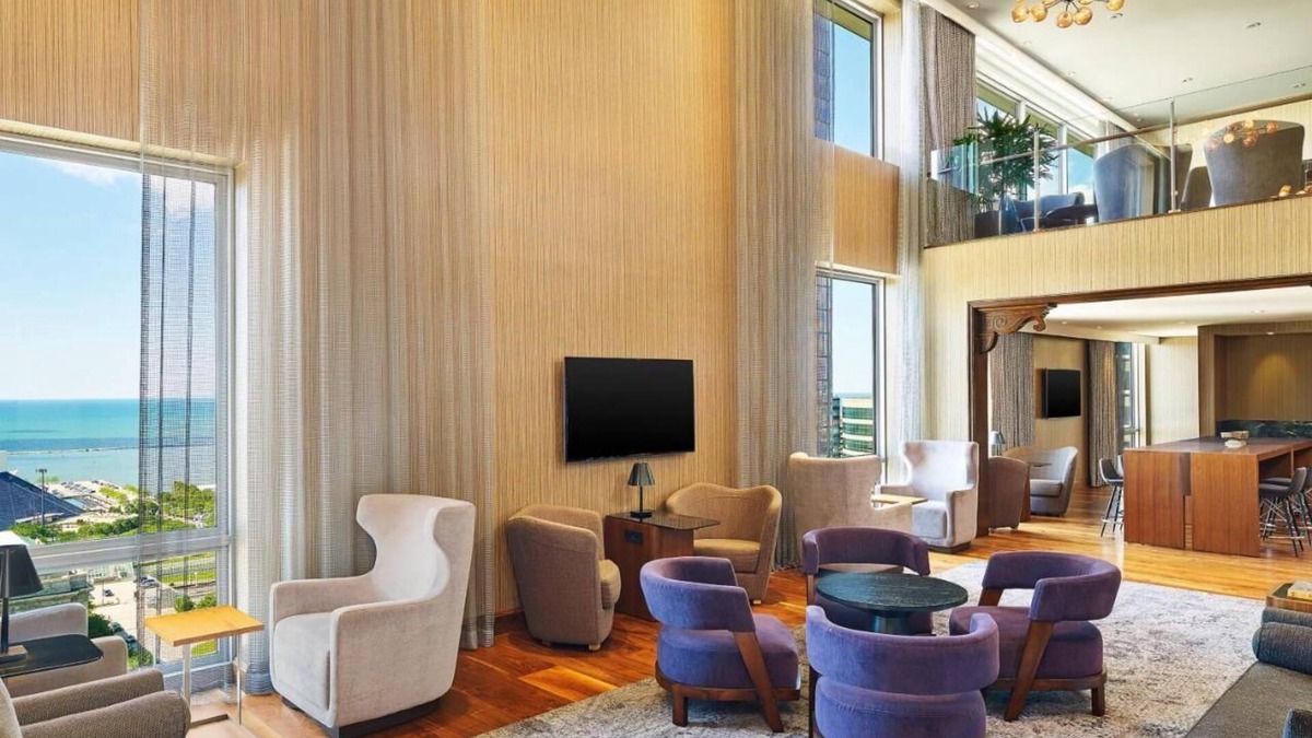 Downtown Cleveland Hotel | 2 Downtown Suites under a mile from Rock & Roll HoF & Stadiums