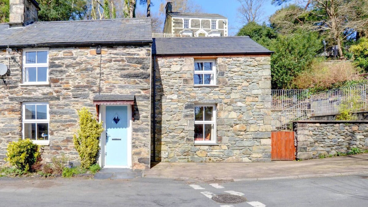 Penrhyndeudraeth House | 2 Efail Wen in Penrhyndeudraeth