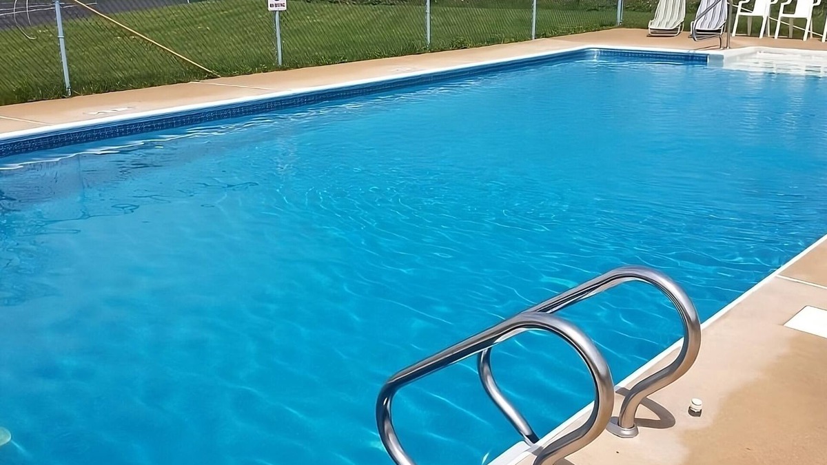 Campbelltown Hotel | 2 Family-Friendly Units! Minutes to Tanger Outlets Hershey, FREE Onsite Parking!