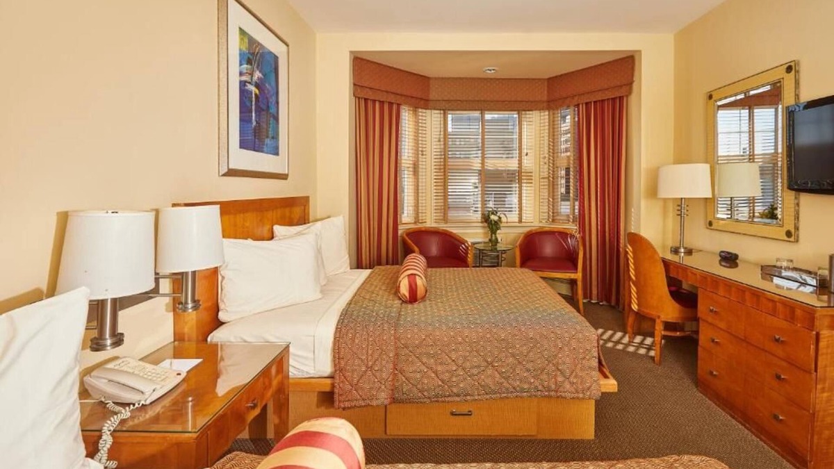 Gayborhood Hotel | 2 Family Ready Stay Close to Liberty Bell Center | Free Breakfast