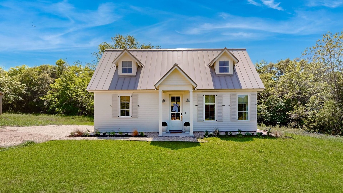 Brenham Cottage | 2 Farmhouse chic cottages between Brenham and Lake Somerville- open layout, W/D