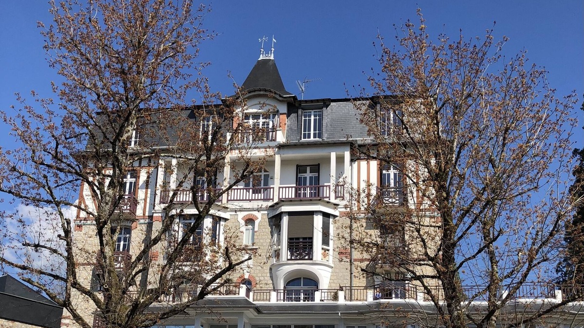 Bagnoles-de-l'Orne Apartment | 2-room apartment 37m2 facing arboretum park, 700m from the spa and 300m from shops
