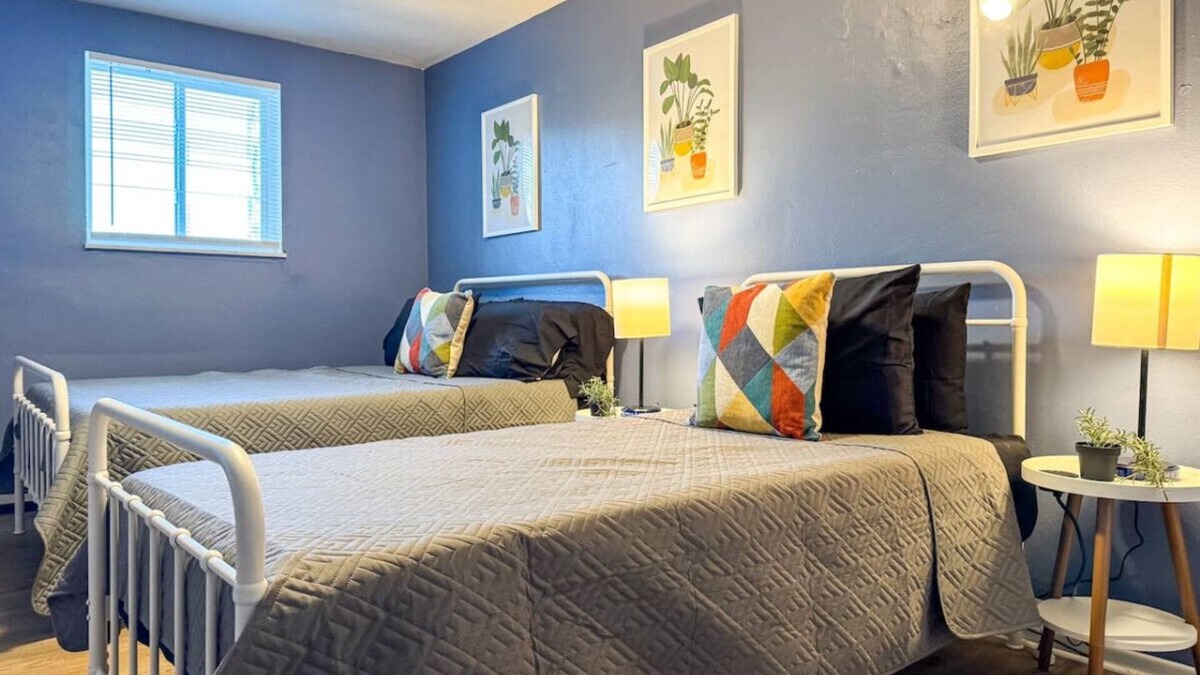 Pittsburgh Apartment | 2 Full Apartments, 4 Bedrooms w/11 beds + Parking