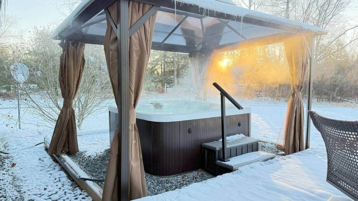 Hudson House | 2 FUN Apt w/2 Private Hot Tubs | 4BR, 2BA