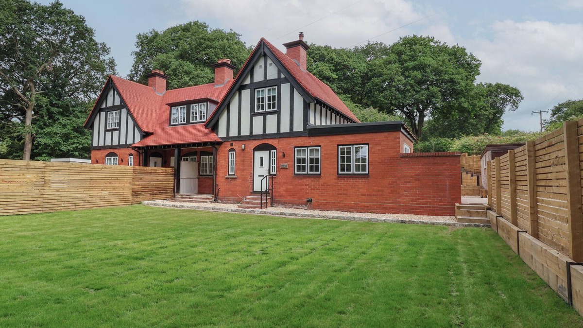 Cotebrook Cottage | 2 GOLF LINKS COTTAGES, pet friendly, with a garden in Norley