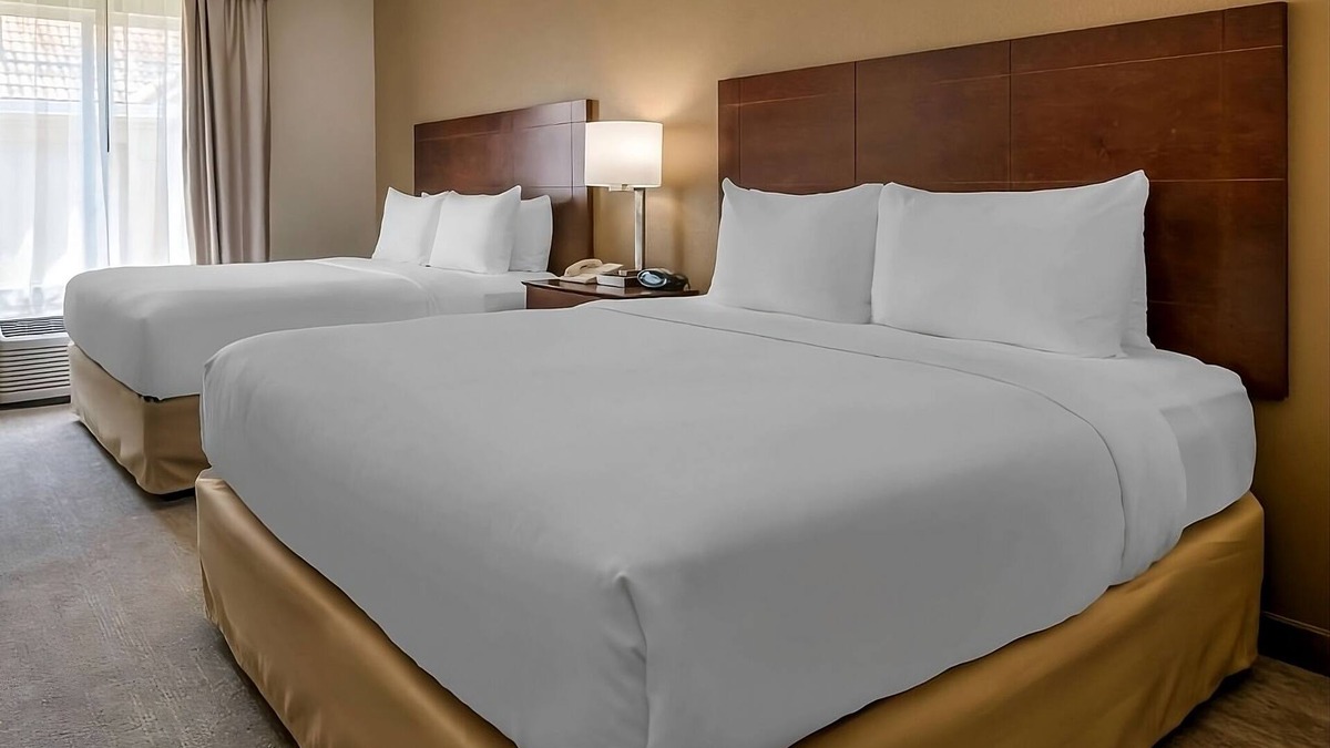 Florida Center Hotel | 2 Great Units, FREE Parking, Short Drive to Universal Resorts & I-Drive NASCAR!