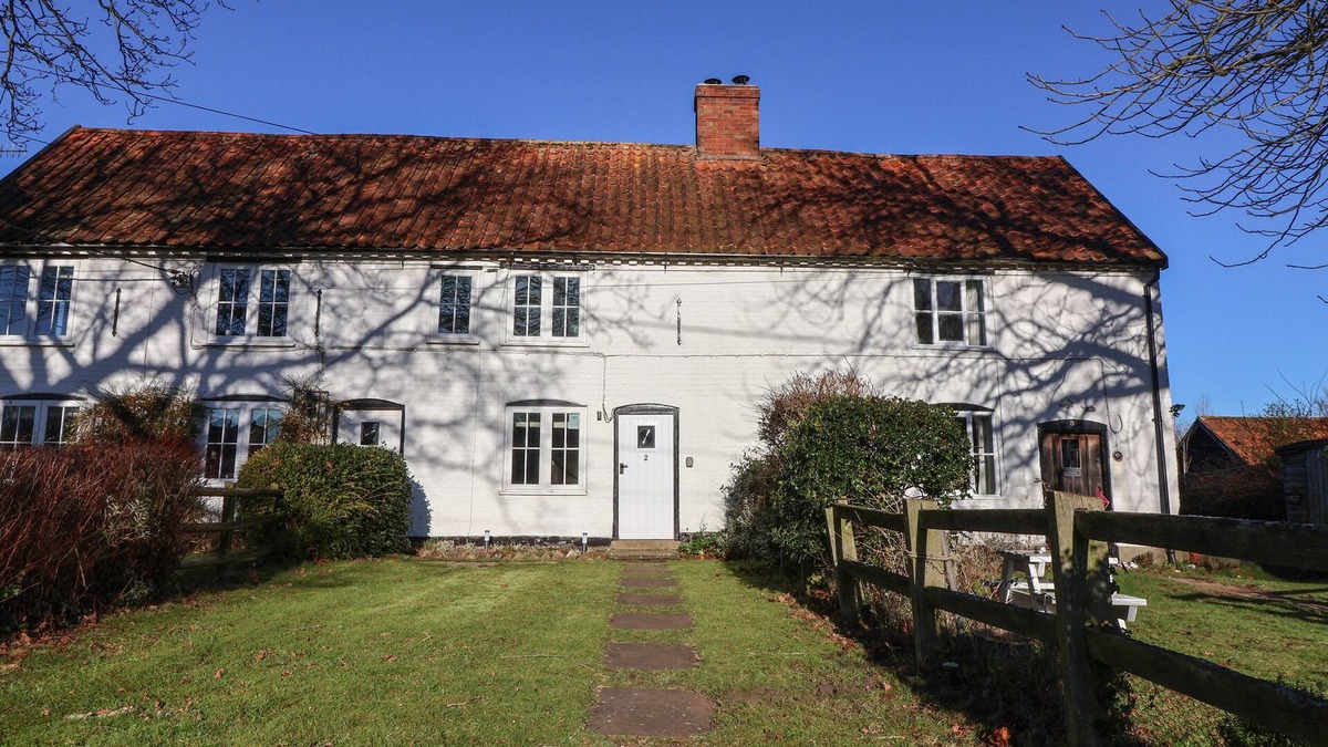 Saxmundham Cottage | 2 GREENSLEEVES, pet friendly, with open fire in Friston
