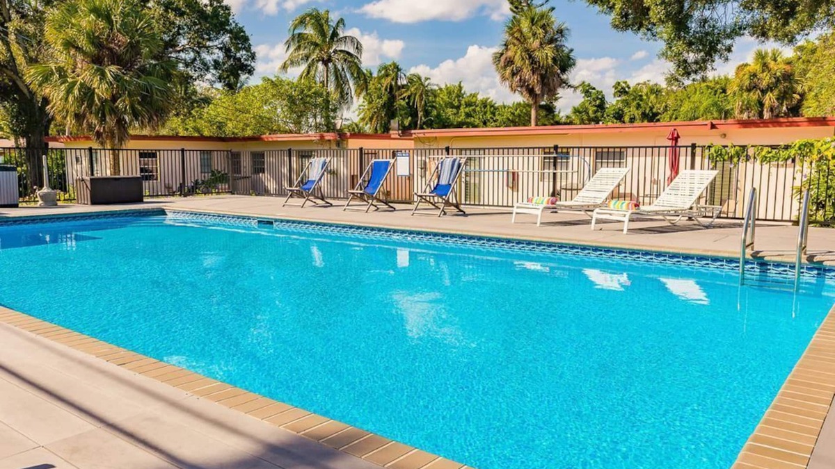Edgewood Apartment | #2 Heated Pool, Private Patio & Grill, 1BR+sunroom